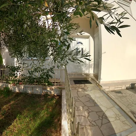 Palace Apartment *